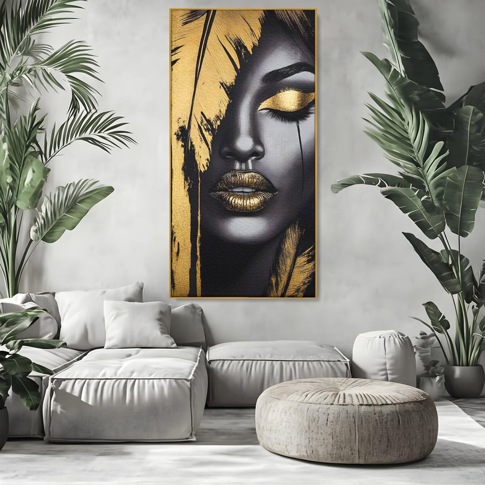 Tablou canvas cu tablou canvas cu portret stilizat de femeie, in rama de aluminiu auriu, pe perete intr-un living